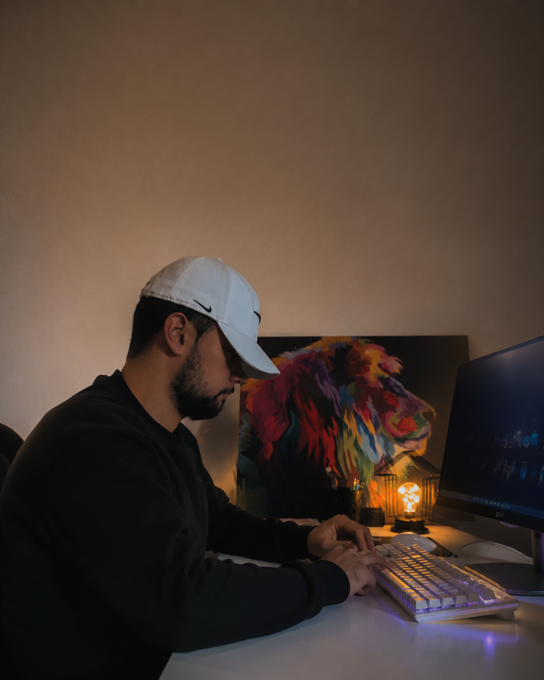 Pessoa trabalhando com privacidade em um escritório iluminado por uma luminária